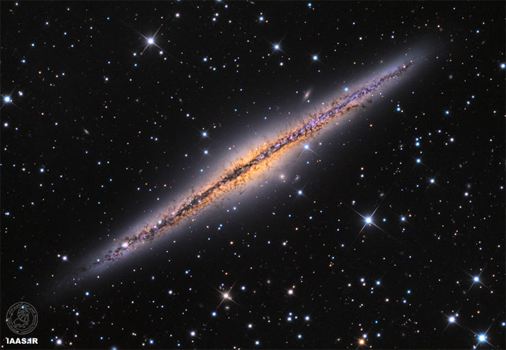 بر لبه‌ی NGC 891