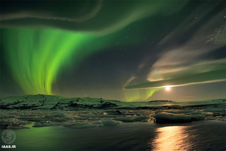 شفق قطبی و ابری غیرعادی بر فراز ایسلند