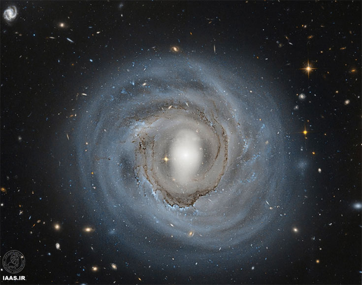 NGC 4921 مارپیچ ضعیف از نگاه هابل
