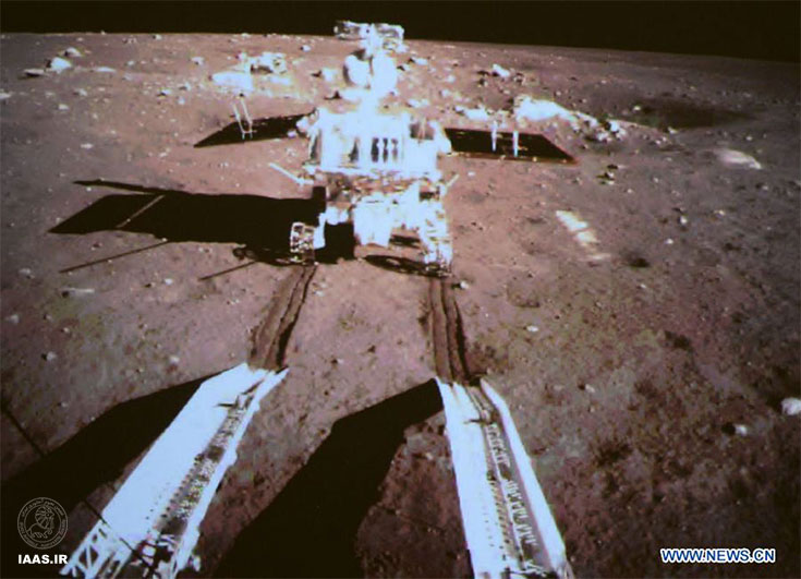ماه‌نورد یوتو به روی ماه می‌غلتد