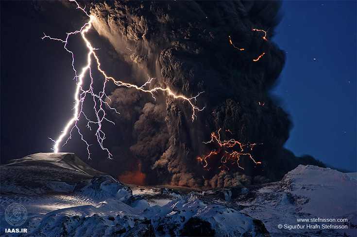 خاکستر و آذرخش بالای آتشفشانی ایسلندی