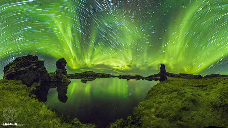 شفق‌های قطبی و رد ستارگان بر فراز آیسلند