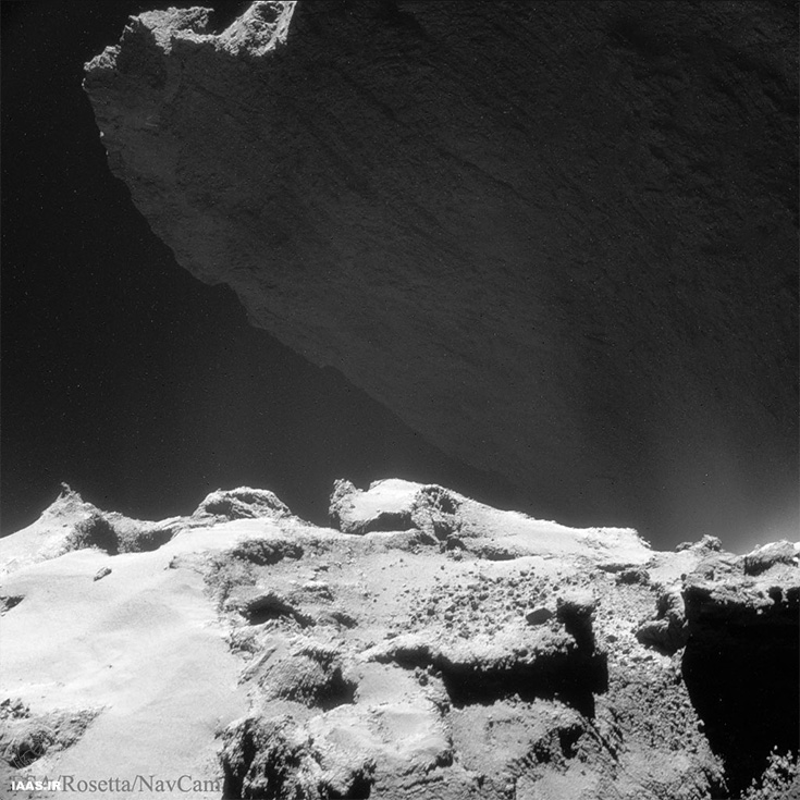 صخره‌ای که از دور روی دنباله‌دار ۶۷پی جلوه می‌کند