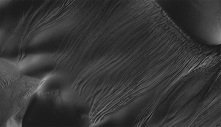 رد سورتمه‌ روی یخ خشک در مریخ