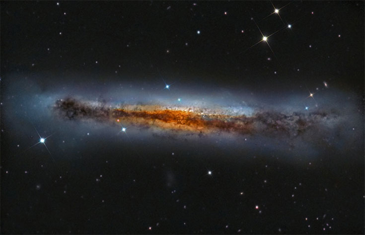 بر لبه‌ی NGC 3628