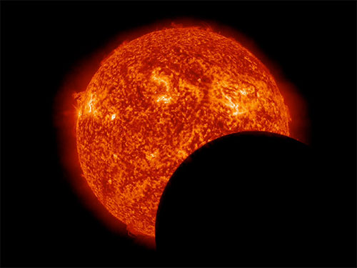تصاویر خیره‌کننده از گذر زمین و ماه از برابر خورشید