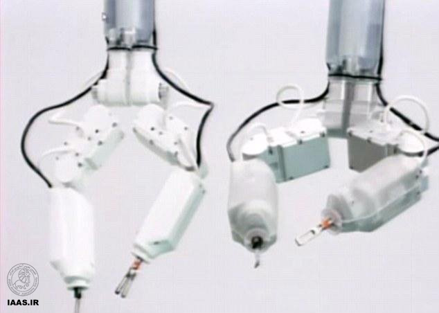 رباتی که در فضا جراحی می‌کند