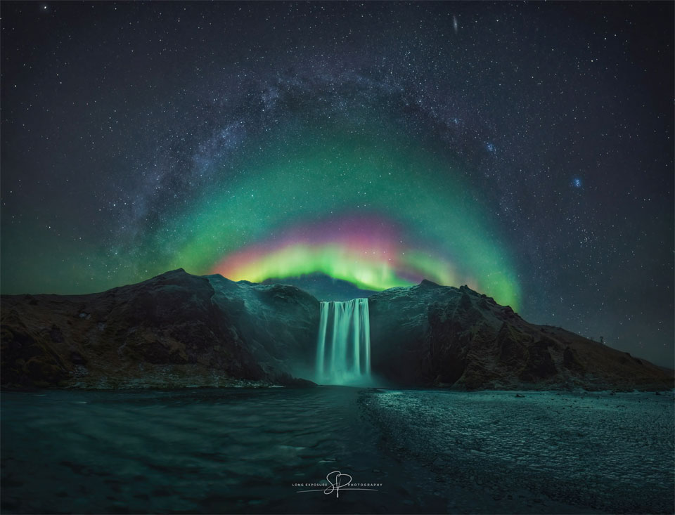 شفق های رنگین کمان بر فراز آبشار ایسلند