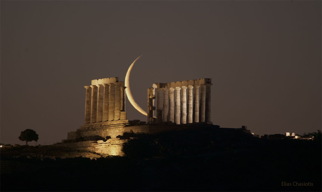هلال ماه فراتر از معبد یونانی