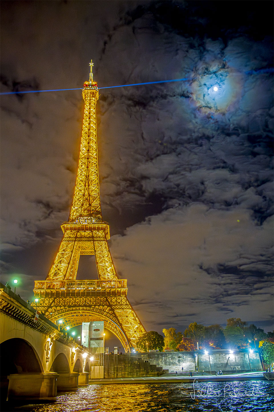 تاج قمری بر فراز پاریس