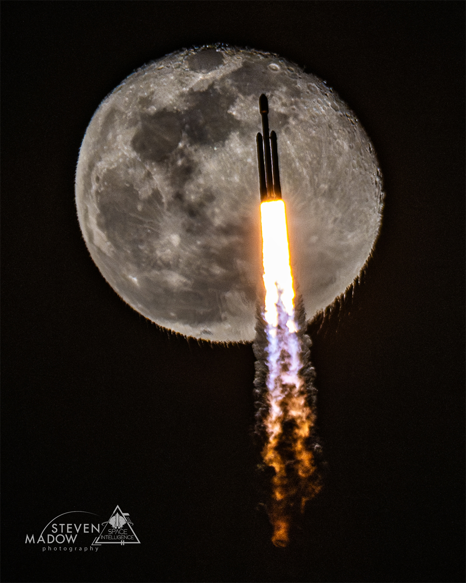 موشک از ماه موجدار عبور می کند