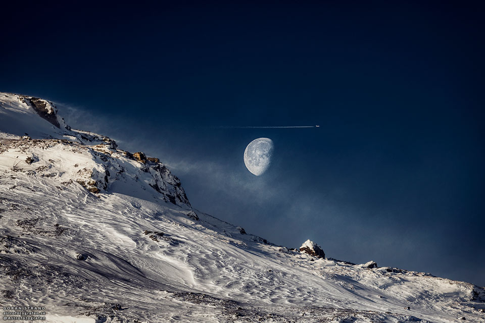 ماه غول پیکر فراتر از کوه سوئدی
