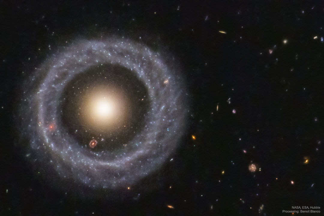 شی هوگ: یک کهکشان حلقه ای تقریباً کامل