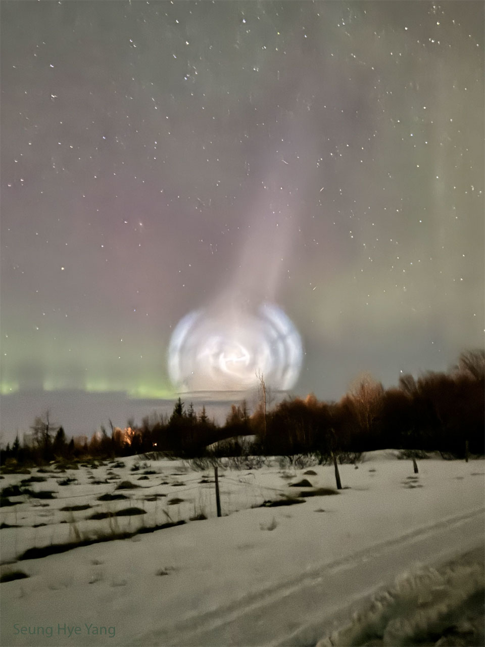 دود کهکشان مارپیچی شکل یک راکت