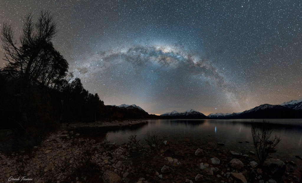 کهکشان کنار دریاچه