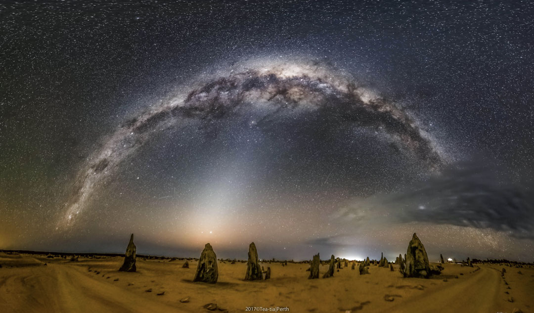 کهکشان راه شیری و نور زودیاک بر فراز قله های استرالیا