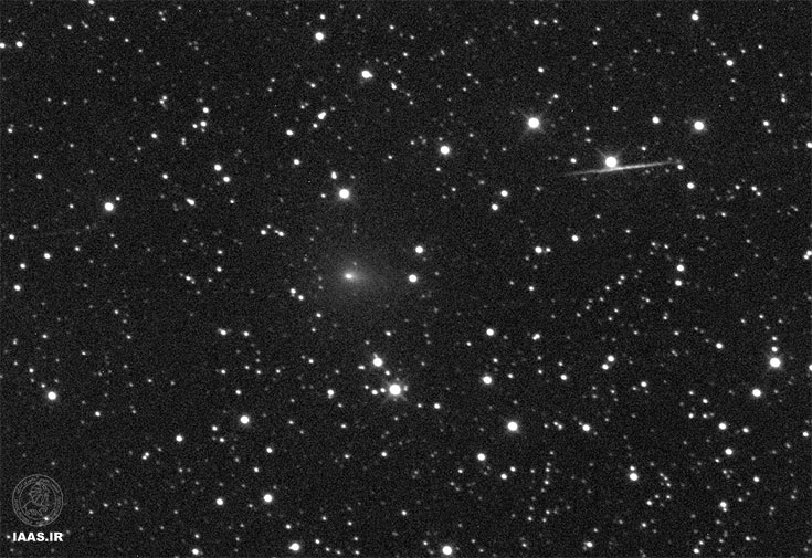 تصویر دنباله دار C/2013R1 Lovejoy در 10سپتامبر گرفته شده است. این دنباله دار در ماه سپتامبر با  تلسکوپ‌های بزرگ آماتوری بطور واضح مشخص است اما ممکن است میدان دید کوچکی در ماه نوامبر داشته باشد. باریکه نوری که در سمت راست تصویر میبینید یک ماهواره ثابت است. 