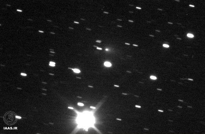 تصویر بالا در تاریخ 8 سپتامبر از دنباله دار لاوجوی که درحال عبور با هسته‌ی کوچک و متراکم درحدود30ثانیه قوسی و دم کوتاه و کم نور میباشد، عکس برداری شده است.