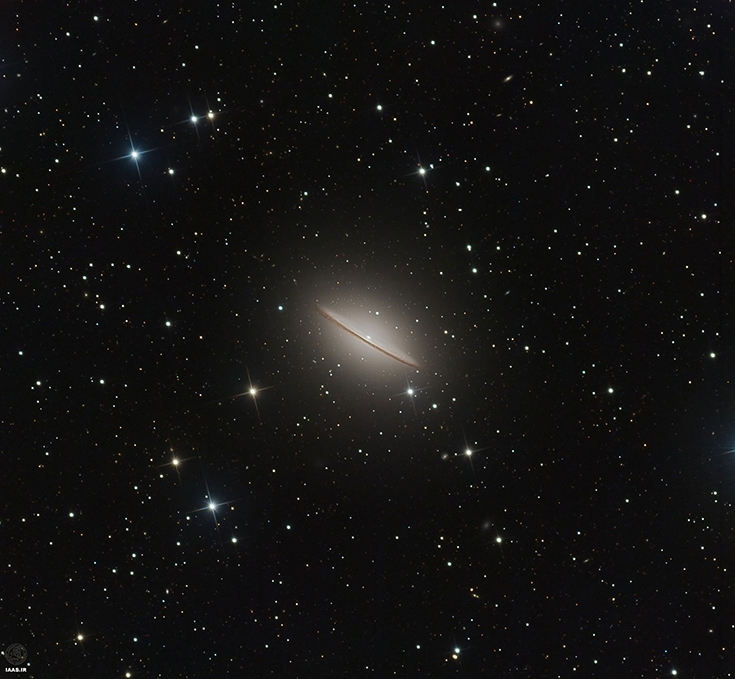 نمایی دور دست از M104، کهکشان کلاه مکزیکی و ناحیه اطراف آن