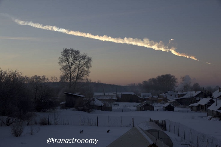 رد بجا مانده از سیارکی که در نزدیکی شهر چلیابینسک منفجر شد. این تصویر یک دقیقه پس از انفجار و از فاصله‌ی ۲۰۰ کیلومتری شهر چلیابینسک روسیه گرفته شده است. (سال ۲۰۱۳)؛ امتیاز تصویر: Alex Alishevskikh
