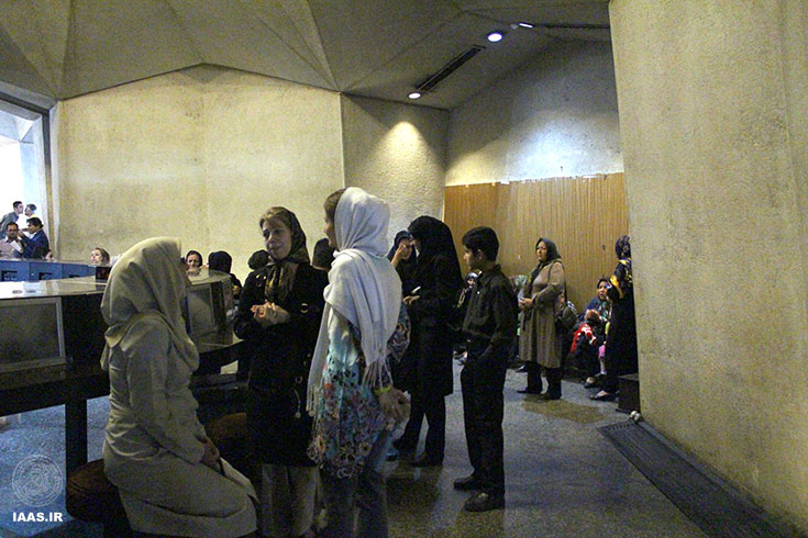 حضور شرکت کنندگان در لابی سالن قبل از شروع برنامه