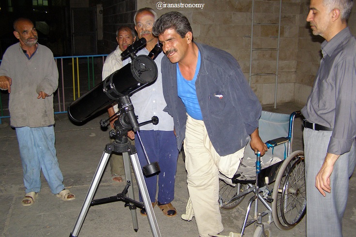 کمک به اجرای برنامه های علمی ترویجی انجمن نجوم آماتوری ایران - در جمع معلولین و سالمندان کهریزک، میانه دهه 80 خورشیدی