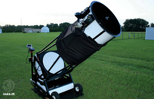 این تلسکوپ 22 اینچی دابسونی با یک دورین MallinCam ترکیب شده است و باعث می‌شود تا کهکشان‌ها را شفافتر از عکس‌های معمول دید