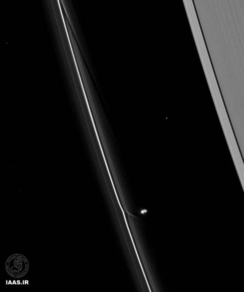 پرومتئوس، قمر کوچک و سیب زمینی شکل کیوان.در این تصویر وویجر تعامل میان حلقه ی F را نشان می دهد.