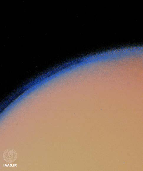 تیتان ، قمر کیوان در زیر جوی غلیظ و نارنجی رنگ قرار دارد.تصویر از وویجر 1